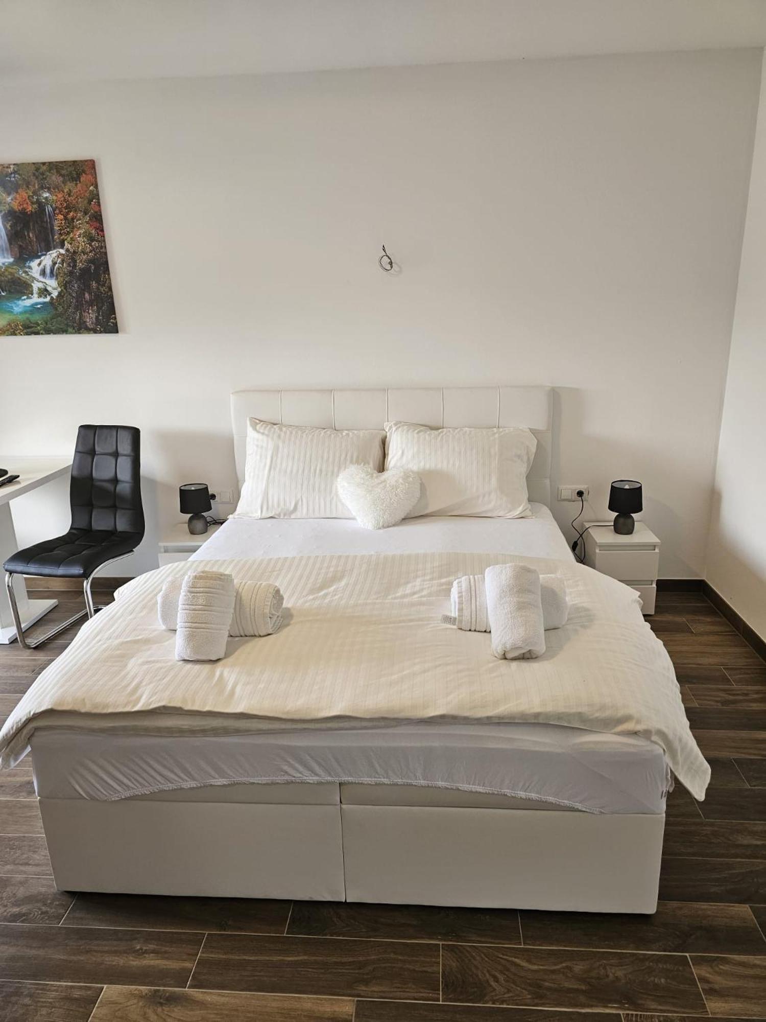 Guest House Macic Korenica Esterno foto